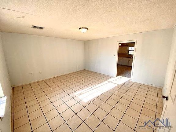 3rd image of 412 Sharnell Dr