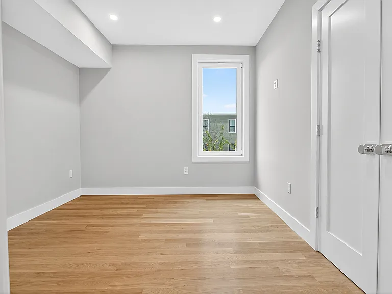 551 E 7th St #3 — Photo 14
