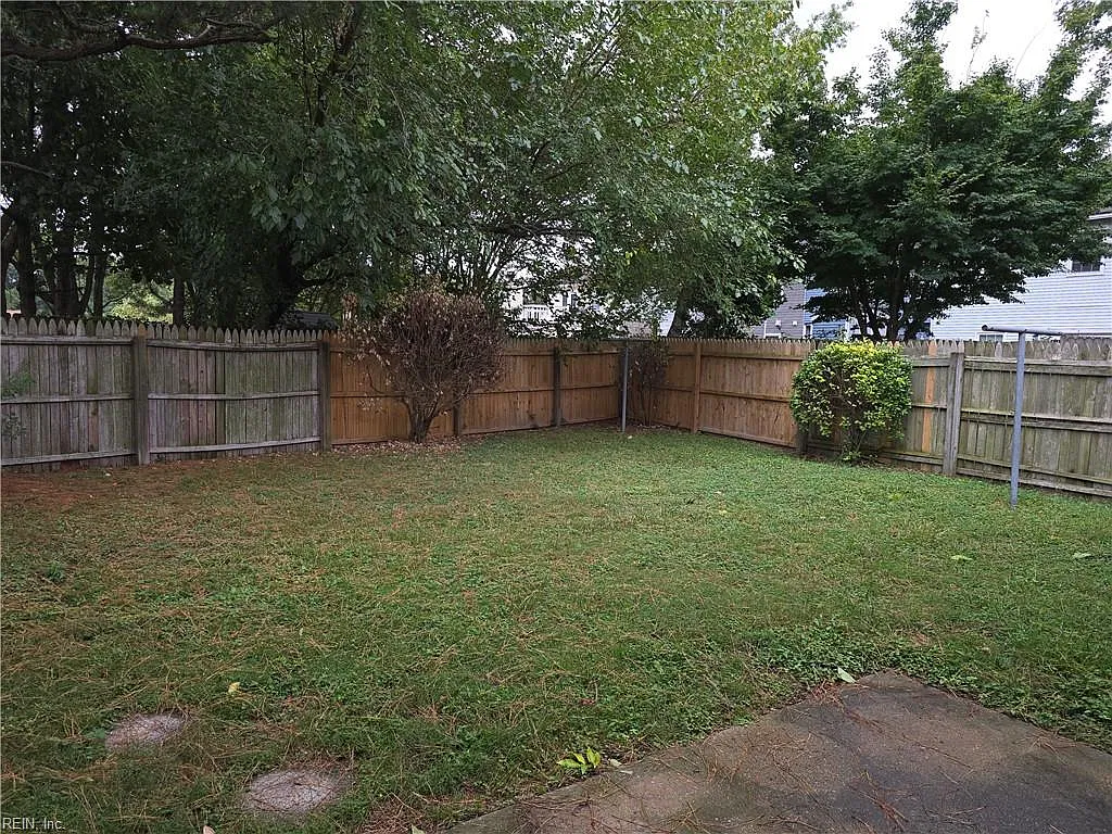3 bed, 2.5 bath, 1320 sqft, $1,900 — Photo 2