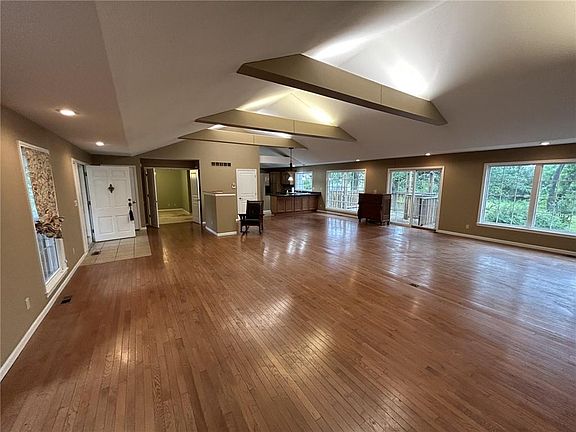 3rd image of 912 Briarwood Ln