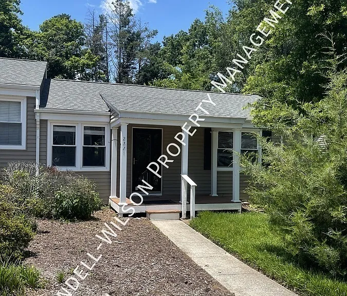 2221 Bernard St — Photo 1