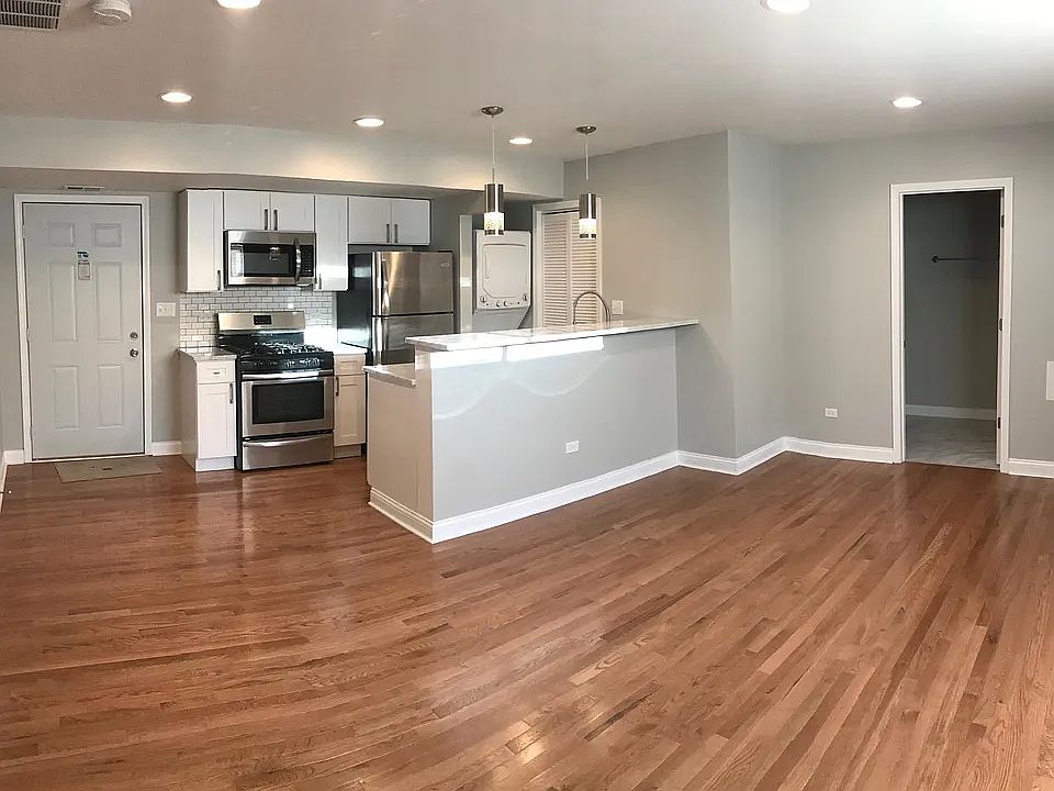 1st image of 3627 W Oakdale Ave APT 2R