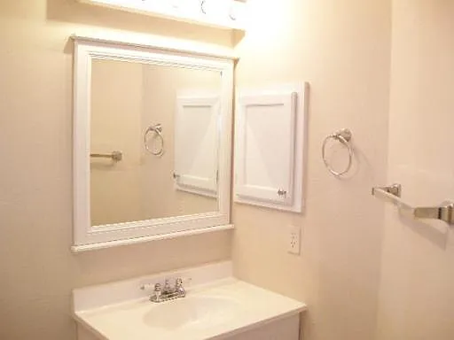 3 bed, 2.0 bath, 1324 sqft, $1,650 — Photo 4