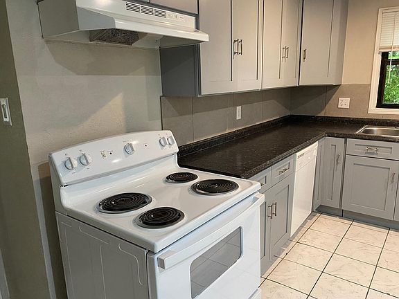 4th image of 1419 NW Logan Ave