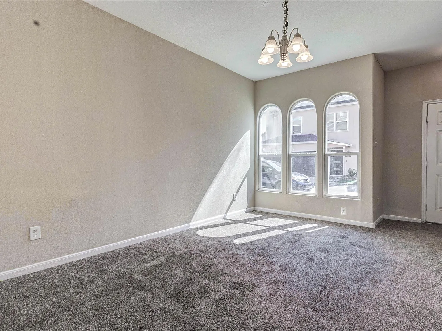 4 bed, 2.5 bath, 1302 sqft, $1,895 — Photo 4