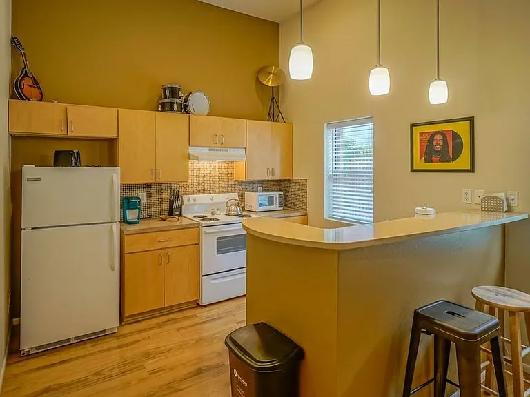 115ct - Bricklight Courtyard Apartments — Photo 3