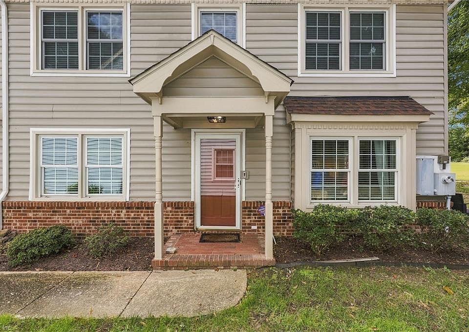 1st image of 1005 Winged Foot Ct #B