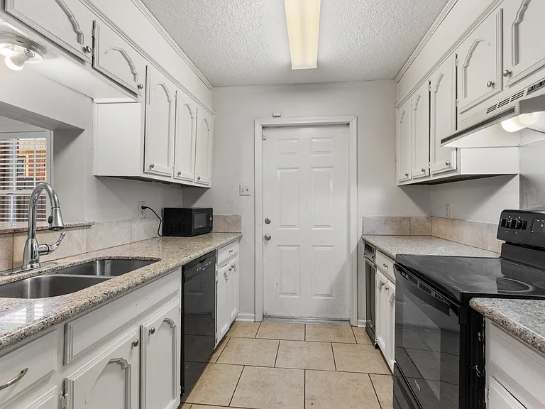 4624 Parkoaks Dr — Photo 4