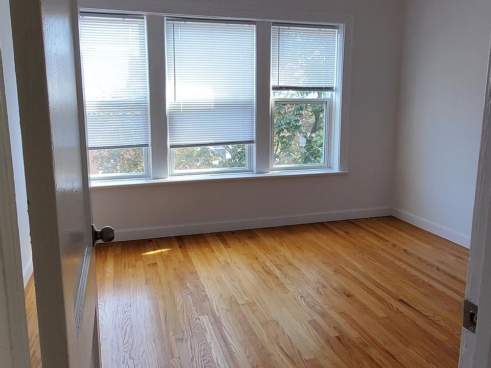 1st image of 3150 W Cullom Ave APT 3
