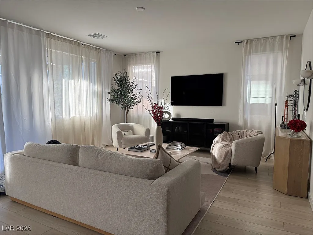 4 bed, 3.0 bath, 2439 sqft, $2,800 — Photo 2