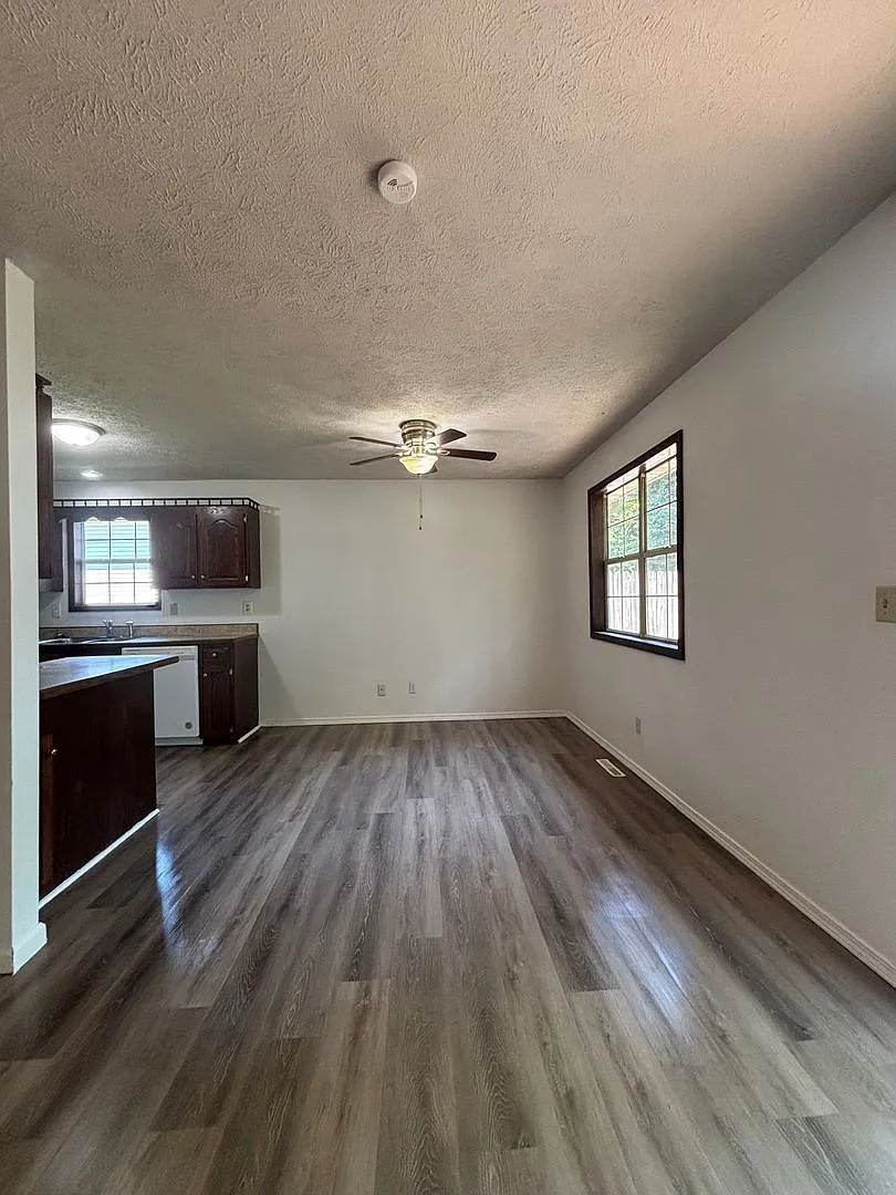 Beautiful 3 bedroom 2 bath home 2 car garage! — Photo 4