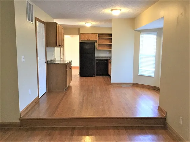 94 Fleming Dr — Photo 2