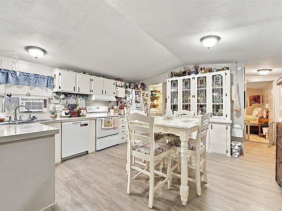 5th image of 365 Beaver Ln