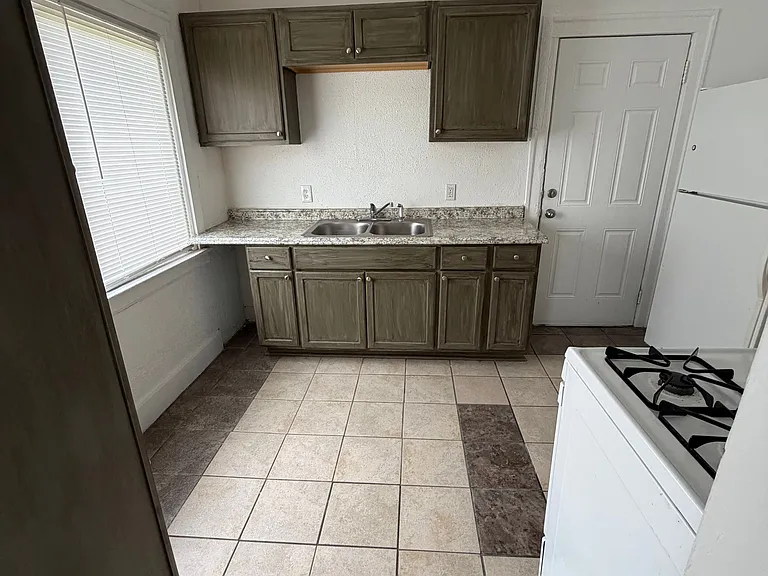 5261 Lakewood St #5261 — Photo 8