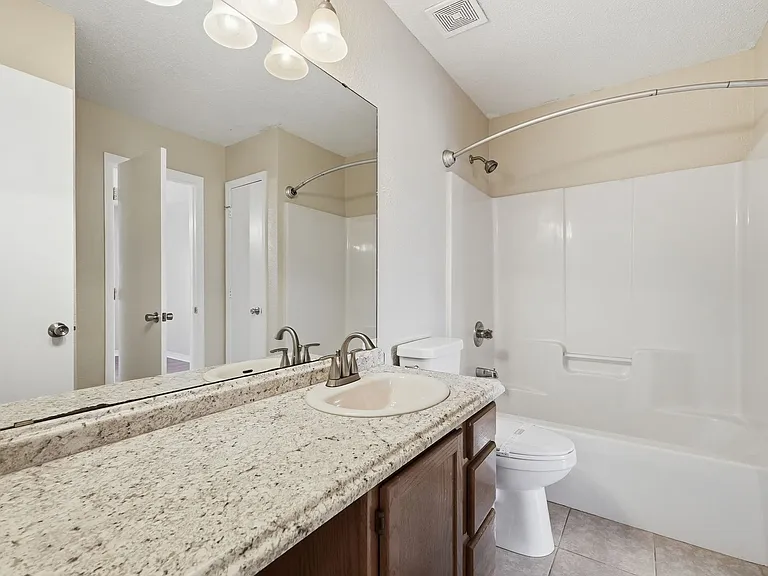 1807 Whispering Oaks Ln — Photo 24