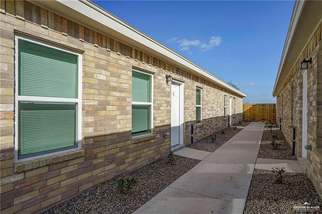 Building Photo - 4906 N Hiawatha Dr #1