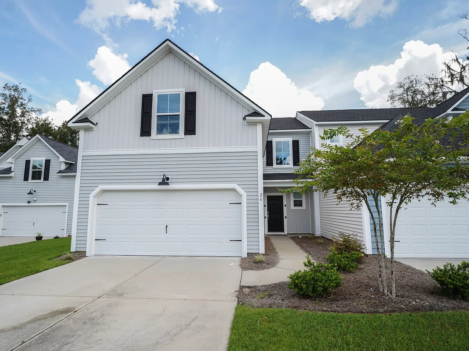 4 bed, 2.5 bath, 2215 sqft, $2,340 — Photo 2