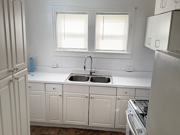 5th image of 1060 Pike St