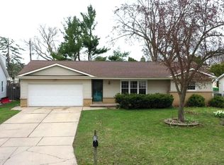 3039 Greenview Dr, Green Bay, WI 54311