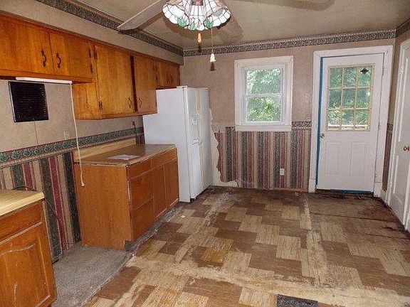 3rd image of 6087 Elk Creek Rd