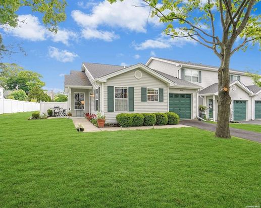 109 Biltmore Circle #109, Huntington Station, NY 11746