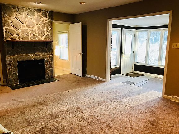 3rd image of 240 Fontaine Cir