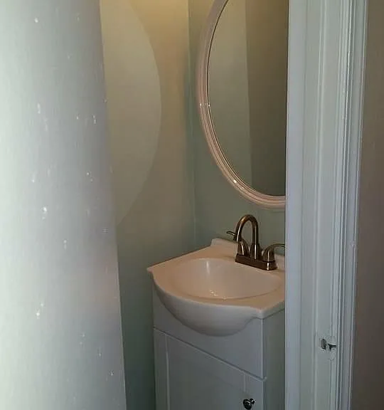1/2 Bathroom
