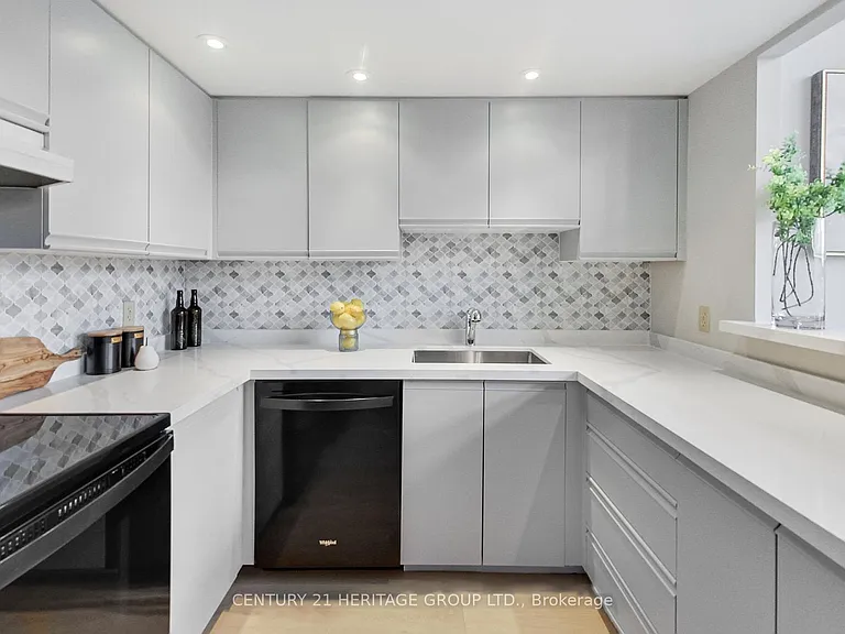 393 King St E #404 — Photo 8