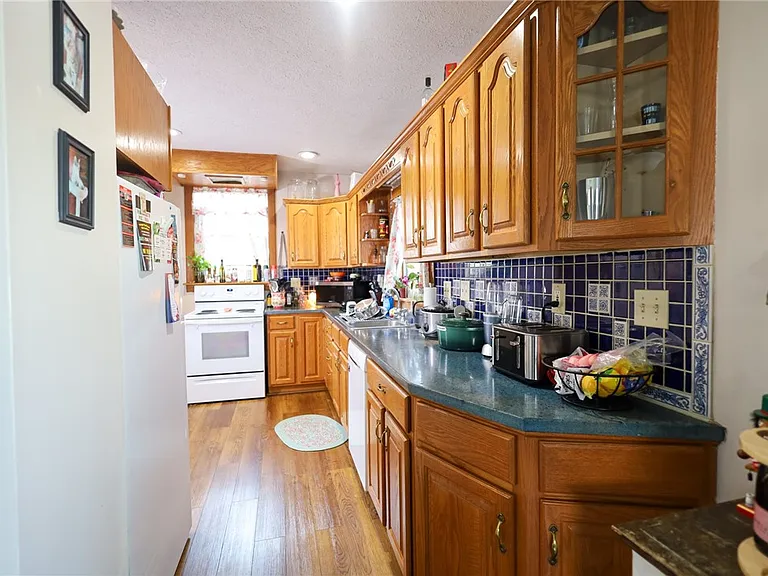 220 Kingsbury Ave — Photo 7