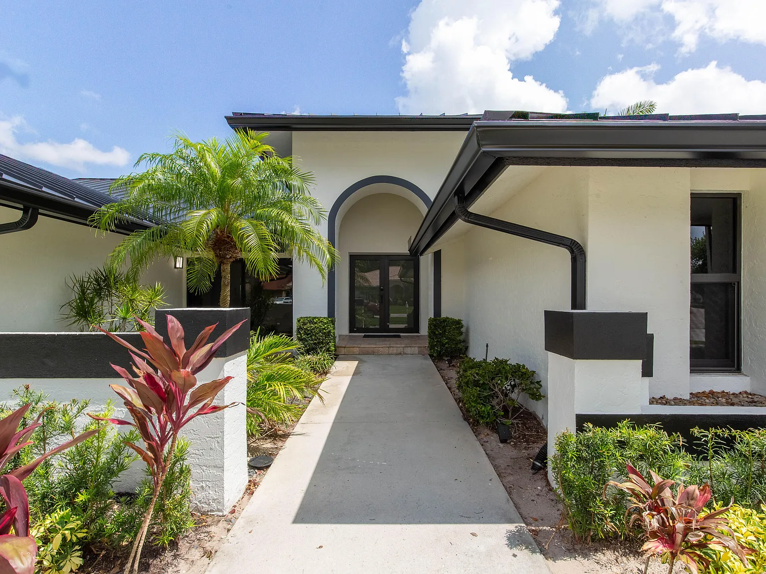 4 bed, 4.0 bath, 2522 sqft, $10,000 — Photo 2