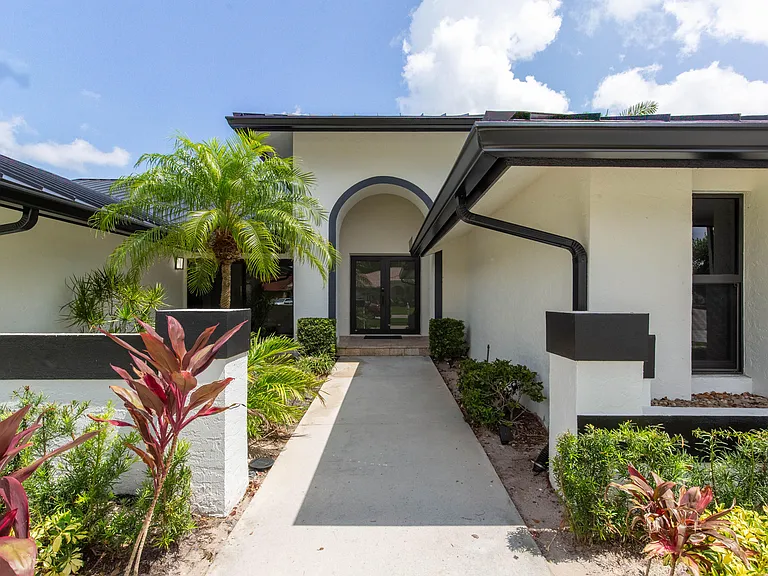 2281 Seaford Dr — Photo 2