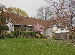 10 Shrub Hollow Rd, Roslyn, NY 11576