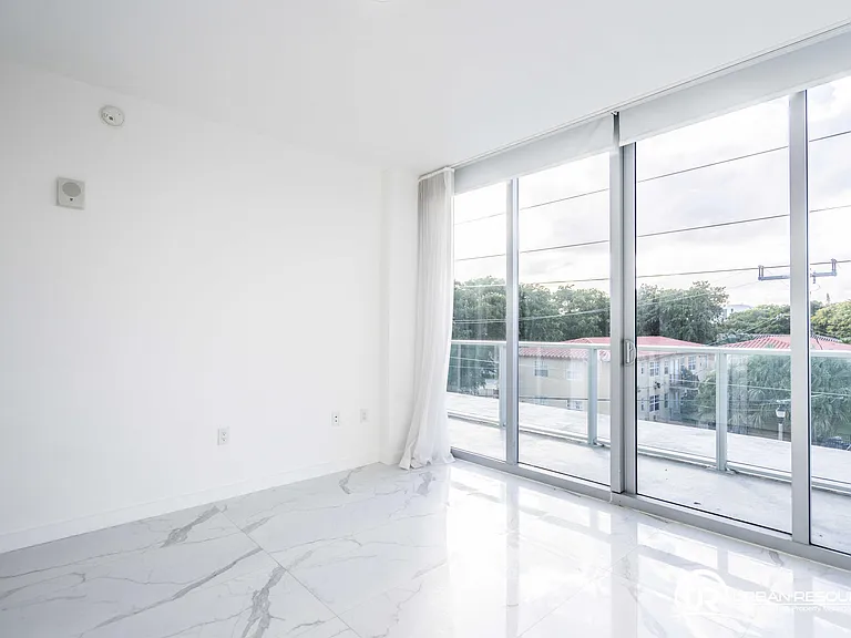 8425 Crespi Blvd #304 — Photo 36