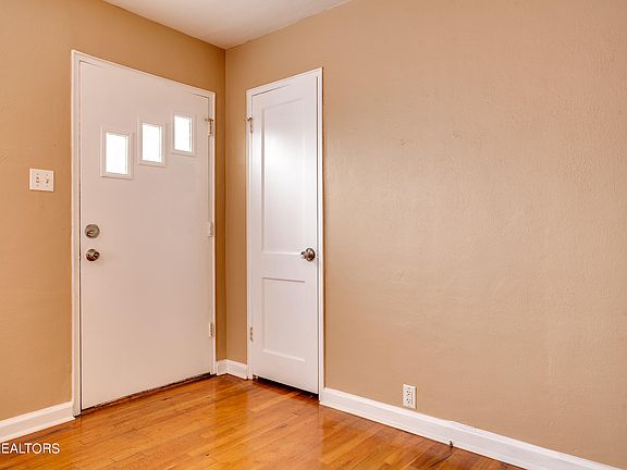 4th image of 1035 Oglewood Ave