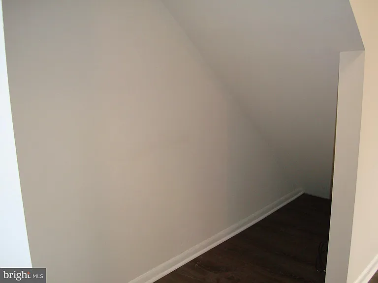 204 Cameron St — Photo 8