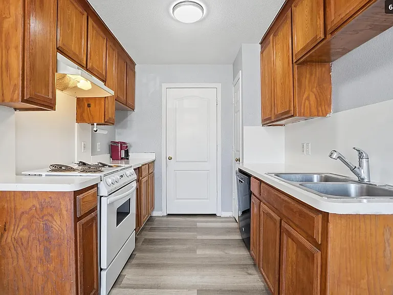609 Race St #B — Photo 8