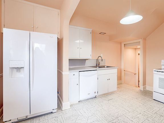 5th image of 3814 Dewey Ave