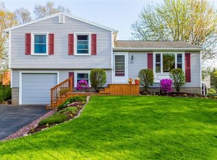 5757 Dalton Dr, Farmington, NY 14425