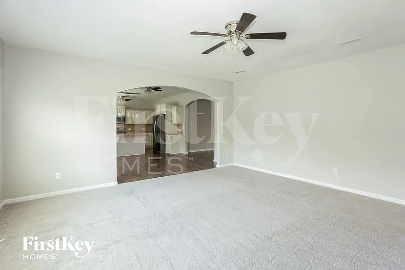 4 bed, 2.5 bath, 3059 sqft, $2,830 — Photo 4