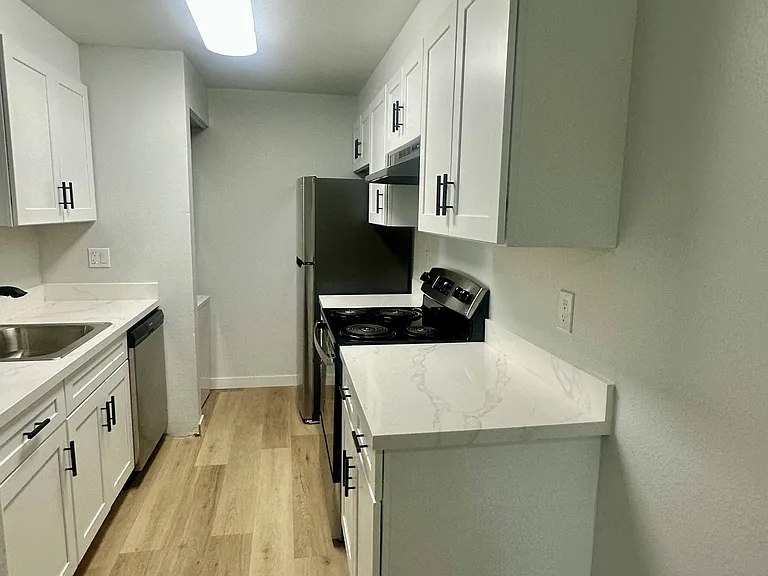 Sunset Park Apartments — Photo 18