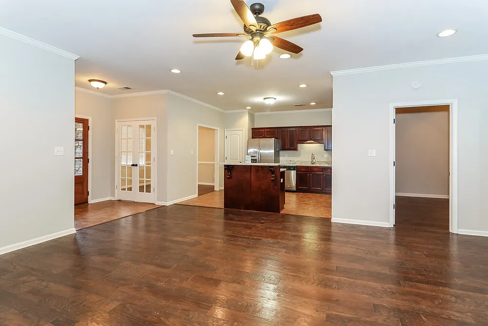 3 bed, 2.0 bath, 2000 sqft, $2,115 — Photo 3