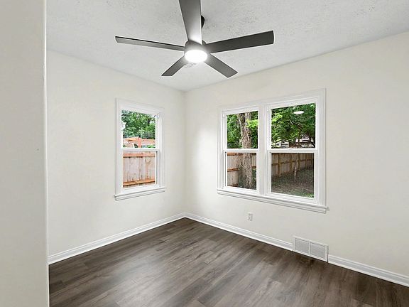 5th image of 629 N Ridgewood Dr