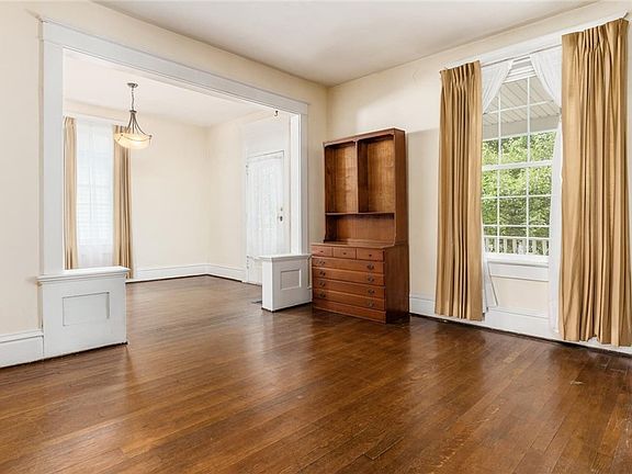 4th image of 539 Merrick Ave
