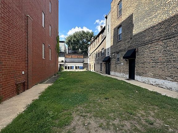 2nd image of 910 N Ashland Ave