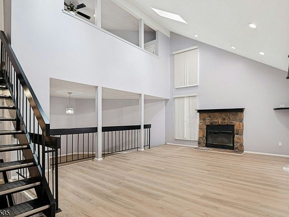 5th image of 19 Linda Ln