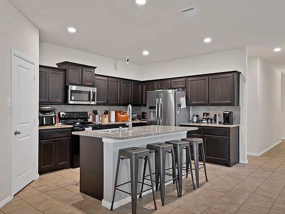 5th image of 228 Foxhunter St