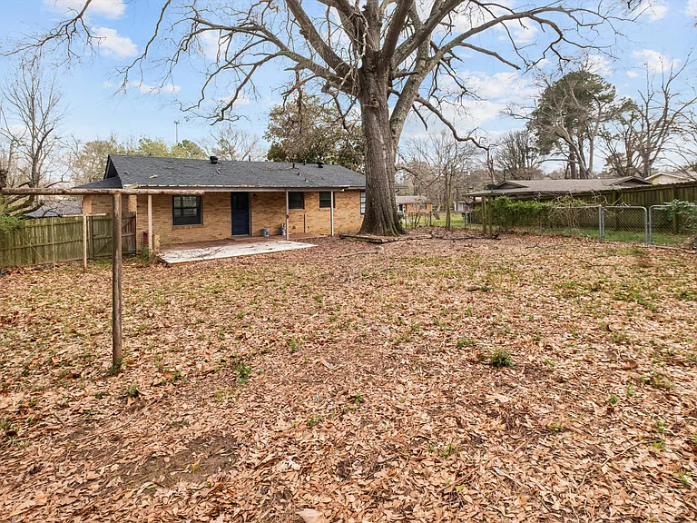 2335 Pleasant Dr — Photo 21