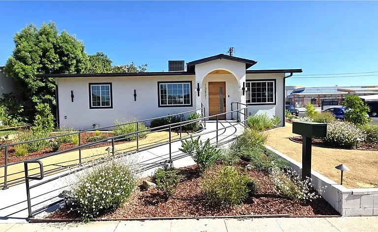 13821 Burton St — Photo 4