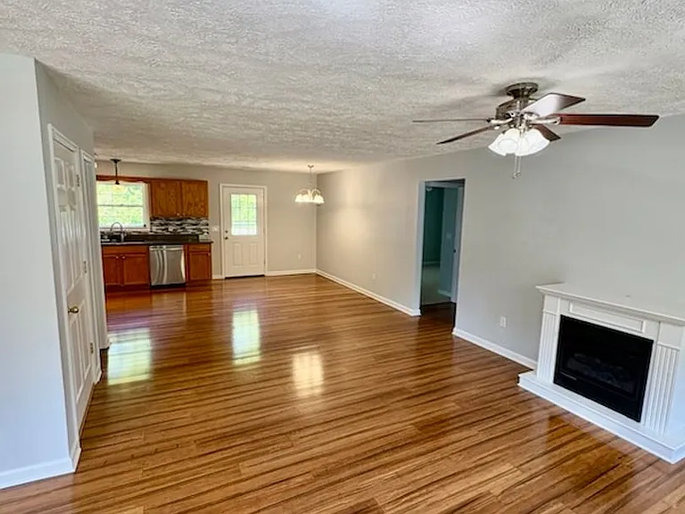 160 Burning Oaks Dr — Photo 2