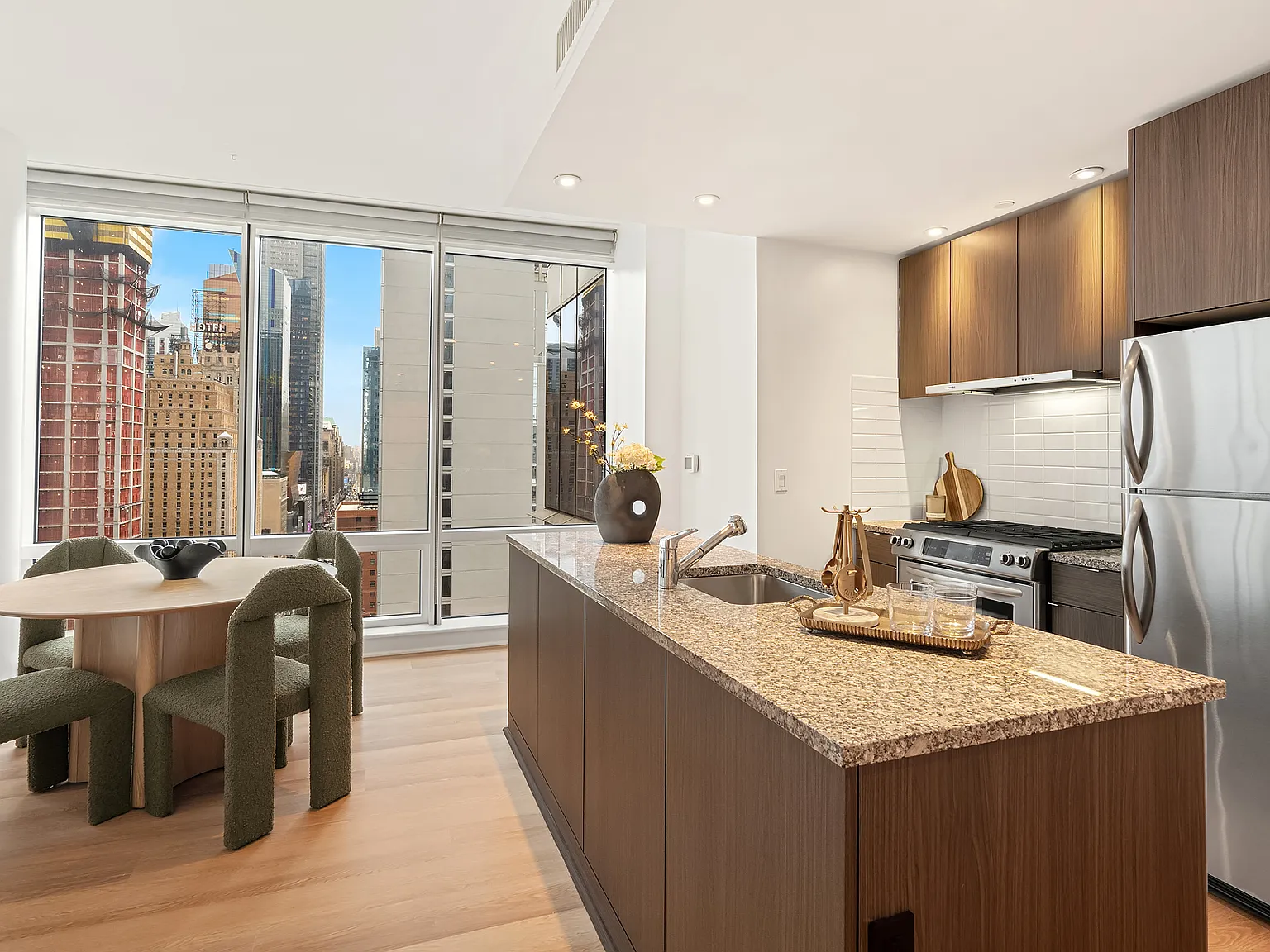 306 West 48th Street — Photo 4